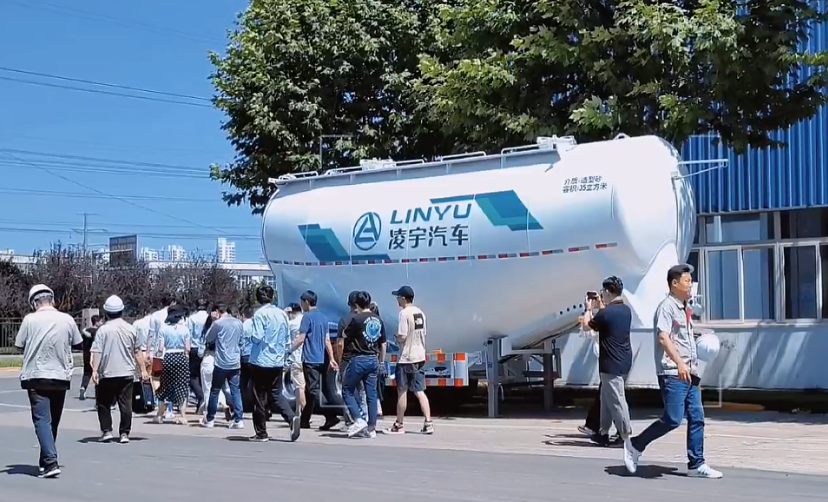 2023.6.9中集车辆投资人与剖析师莅临梦之城汽车