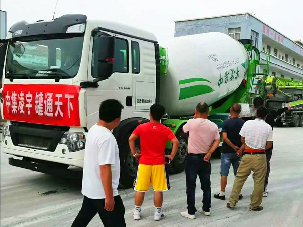 开摊啦！梦之城搅拌车“摆摊儿”湖北，，，，，客户就地下单！
