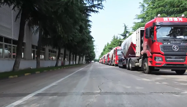 大单!100台#粉罐半挂车 陆续发车，，震撼#航拍