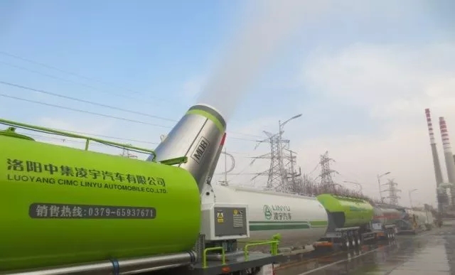 午夜疾驰突然着火 梦之城“消防车”紧抢救援